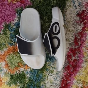 OOFOS sports slides